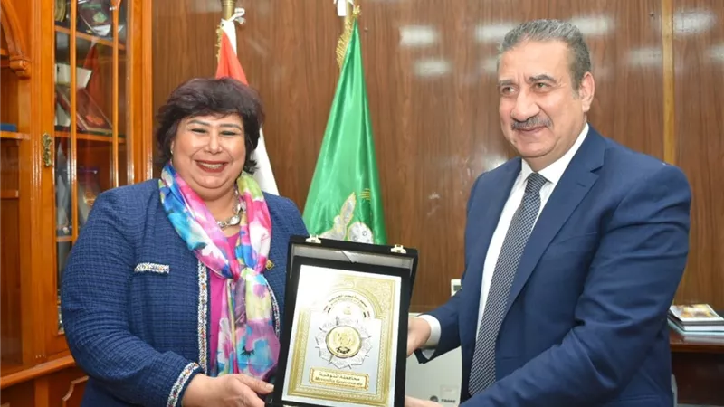 وزيرة الثقافة تلتقى محافظ المنوفية لبحث تكثيف النشاط الفكرى والفنى