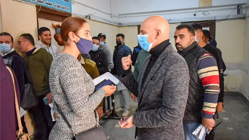 وكيل وزارة الصحة يتابع تطعيم المواطنين بلقاح 
