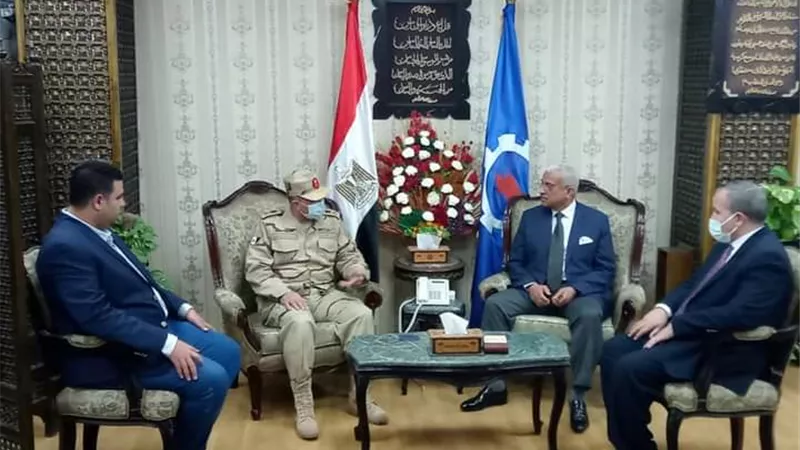 محافظ السويس يستقبل قائد قوات الدفاع الشعبى والعسكرى