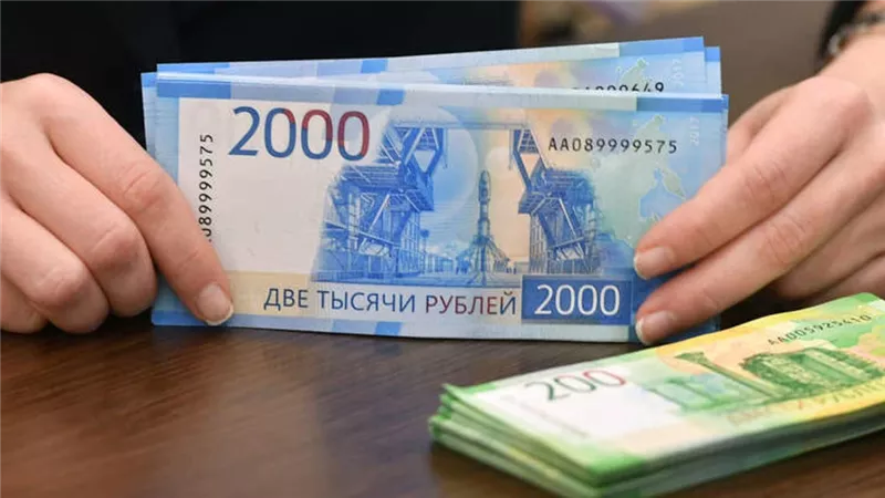 الروبل الروسي يهوى إلى أدنى مستوى أمام الدولار بسبب العقوبات