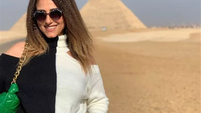 شاهد .. حنان مطاوع تخطف القلوب من الأهرامات وتعلق : حلوة يابلدى