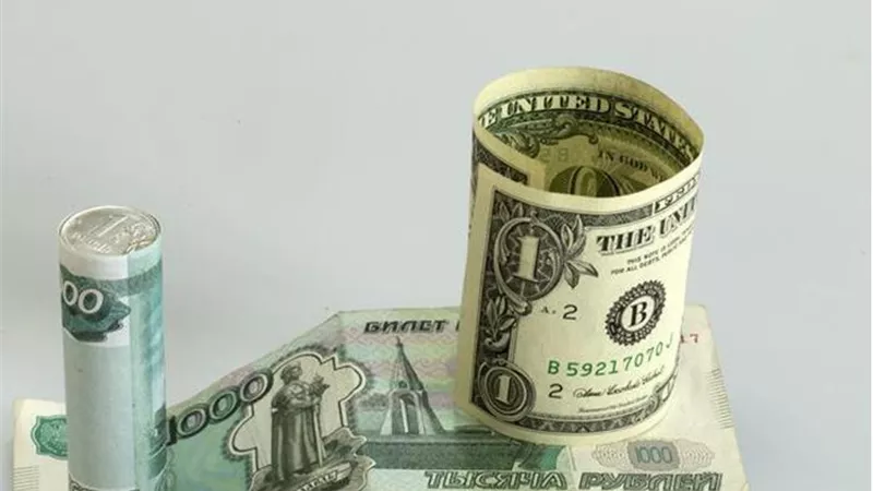 العملة الروسية يعوض خسائرها.. الدولار يهبط دون مستوى 90 روبلا