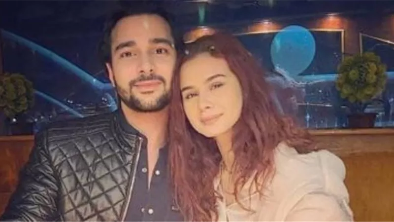 للمرة الثانية ..طلاق منه عرفه يحتل 