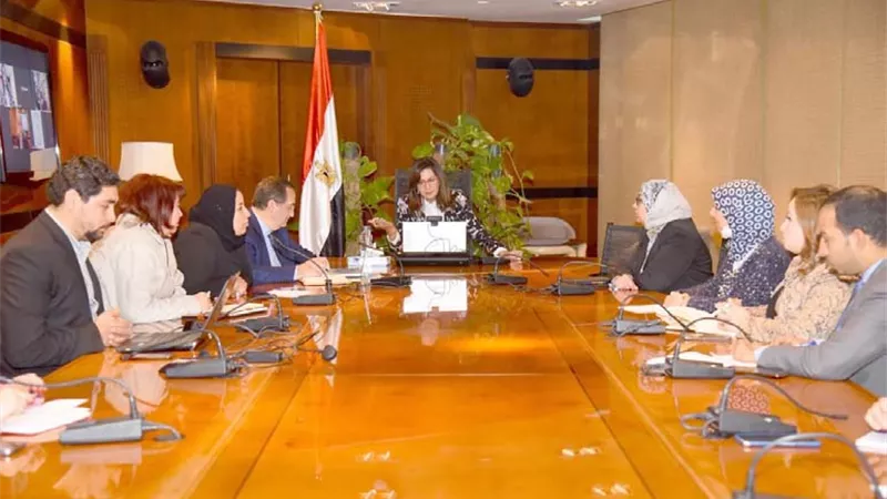 وزيرة الهجرة تتابع إجلاء المصريين من كييف