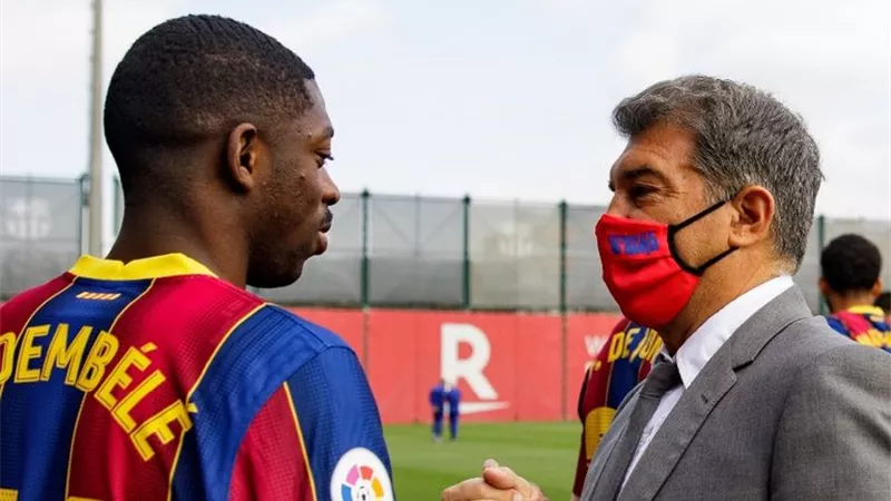 رئيس برشلونة يغازل ديمبلي.. ويرفض رحيله عن كامب نو