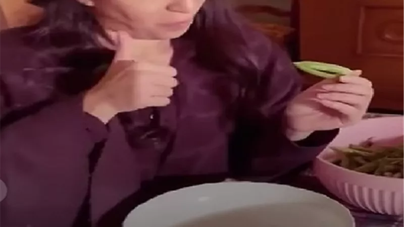 آيتن عامر تداعب جمهورها وهى تطهو 