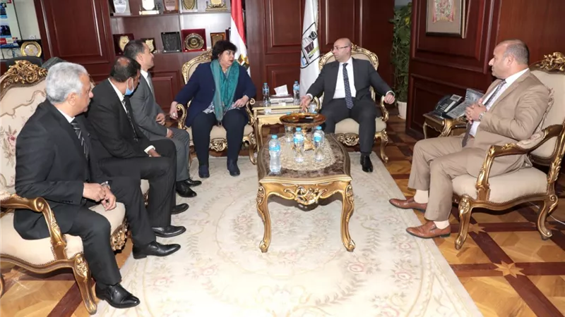 محافظ بني سويف يستقبل وزيرة الثقافة لحضور حفل تخرج مشروع 