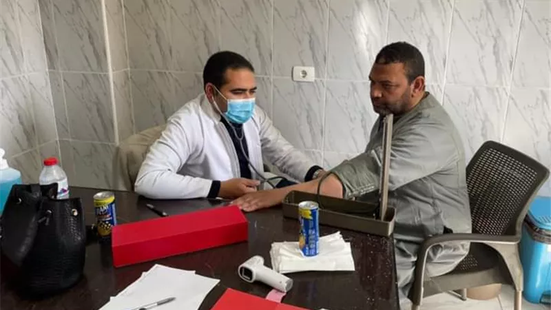 فحص وعلاج ٩٠ حالة مرضية فى قافلة طبية لجامعة بنها بقرية ميت حلفا بقليوب