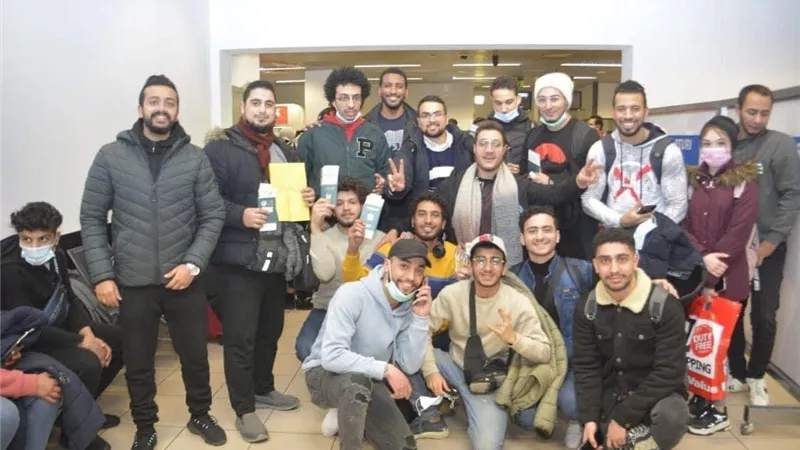 بالصور.. الطلبة المصريين العائدين من اوكرانيا في طريقهم الى أرض الوطن