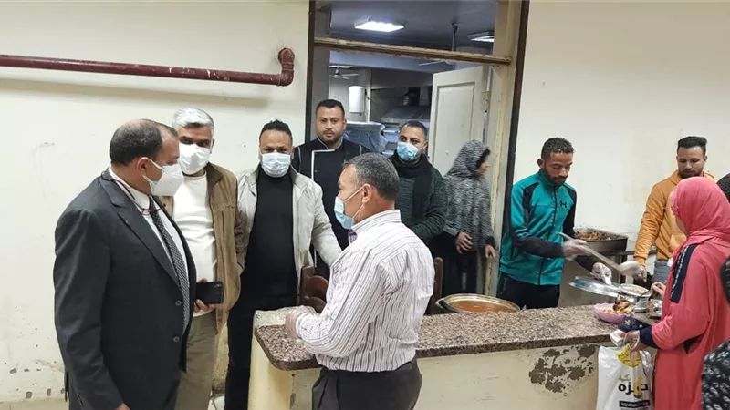 رئيس جامعة بني سويف يفاجئ طالبات المدينة الجامعية بالزياره