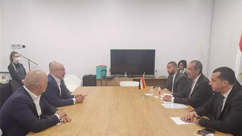 وزير الاتصالات يبحث مع شركة 