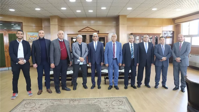 رئيس جامعة جنوب الوادي يستقبل وفد من شركة مصر للاسمنت