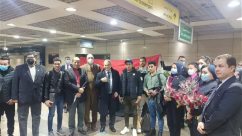 الطلاب العائدون من اوكرانيا : شكرا ياريس .. وتحيا مصر
