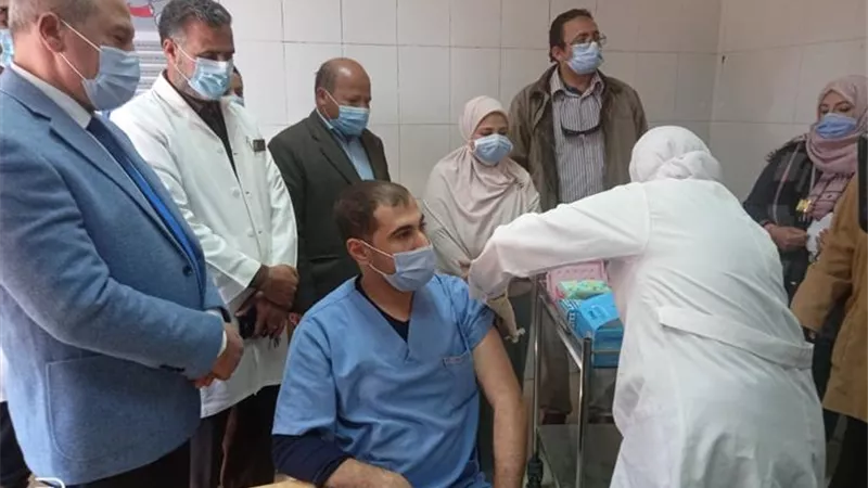 وكيل وزارة الصحة بالشرقية يتابع منذ الصباح الباكر مركز تطعيم المواطنين بلقاح كورونا