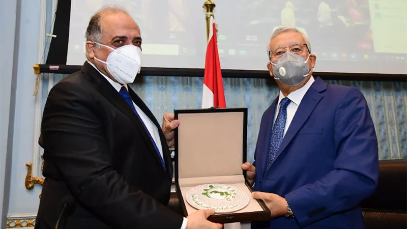 رئيس النواب يتسلم درع منتدى البرلمانيين العرب للسكان والتنمية