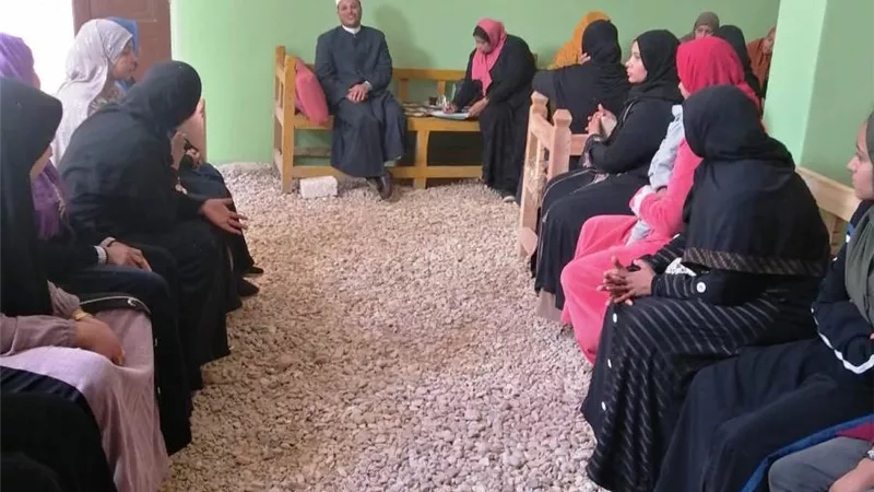 محافظ أسوان يتابع تنظيم 30 جلسة توعية لـ 1236 سيدة بقرى حياة كريمة