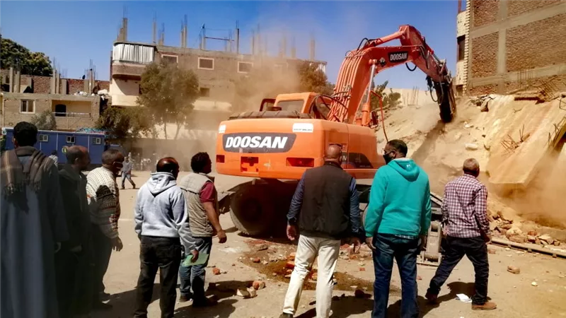 إزالة ٩ حالات تعدى بالبناء على الأراضى الزراعية بأنحاء مدينة الأقصر