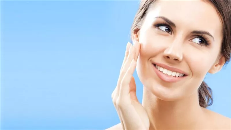 أسوأ عادات غذائية تضر بصحة البشرة