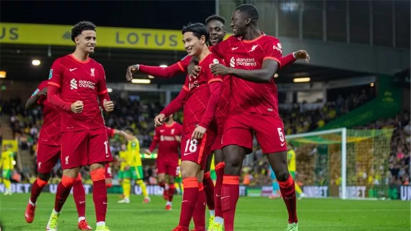 ليفربول يتقدم على نورويتش بهدفي مينامينو في الشوط الأول