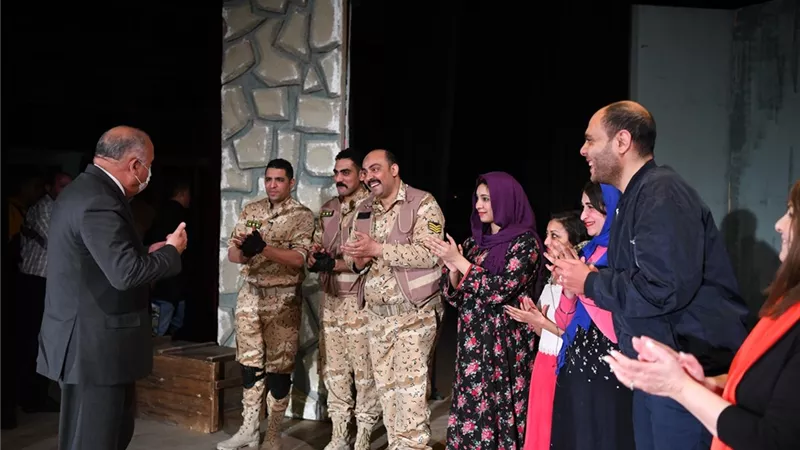 محافظ قنا يشهد العرض المسرحي 