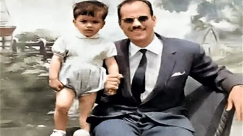 دولاب الذكريات.. صورة نادرة لعمرودياب مع والده فى طفولته تحصد الاف المشاهدات