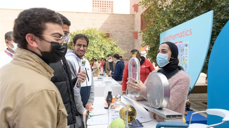 طلاب الثانوية وأولياء أمورهم في اليوم المفتوح بالجامعة الأمريكية