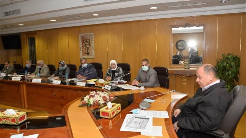 محافظ أسيوط يعلن فتح منافذ وشوادر لبيع المواد الغذائية بأسعار مخفضة بالقرى والمراكز