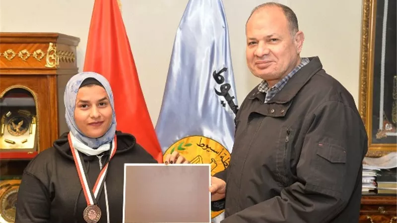 محافظ أسيوط يكرم البطلة 