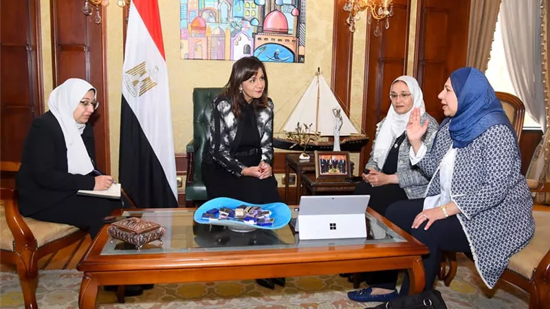 وزيرة الهجرة تبحث ترتيبات إطلاق المرحلة الثانية من التطبيق الإلكتروني لـ 