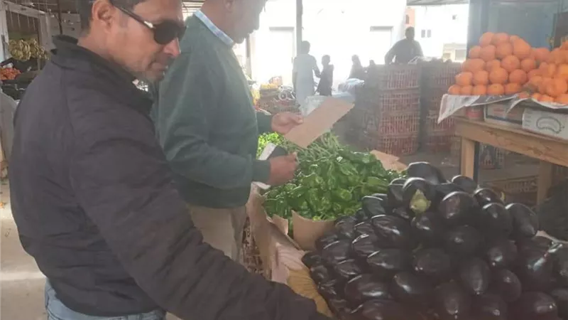 استمرار مرور لجنة المتابعة على سوق الخضار ومنافذ بيع الدواجن بالقصير