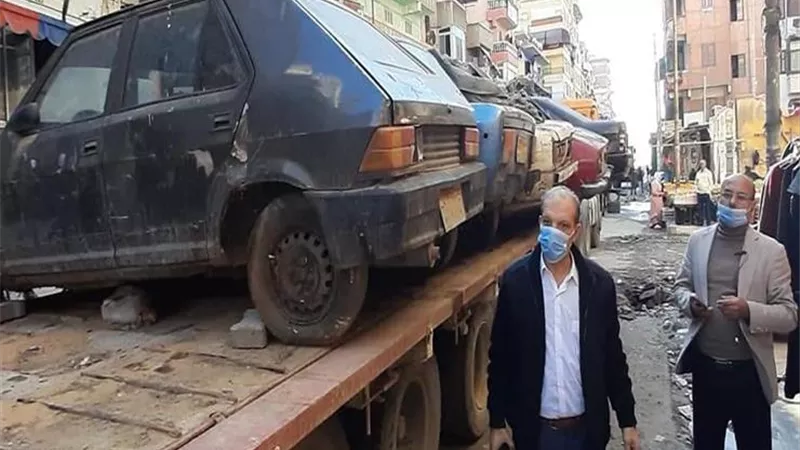متروكة ومتهالكة.. الداخلية: رفع 78 سيارة من الشوارع