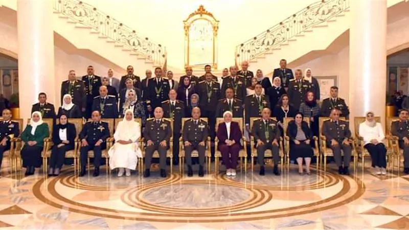 وزير الدفاع يكرم قادة القوات المسلحة المحالين للتقاعد