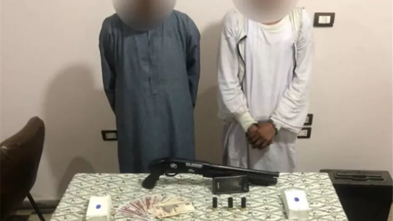 ضبط عنصرين إجراميين بحوزتهما كمية من الحشيش وأسلحة نارية .. بالأقصر