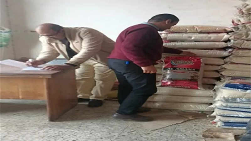 تموين العامرية تضبط مخزن لمواد غذائية مجهوله المصدر