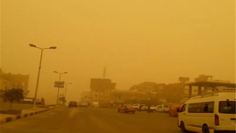 عاصفة ترابية وأمطار.. الأرصاد تحذر من طقس الغد