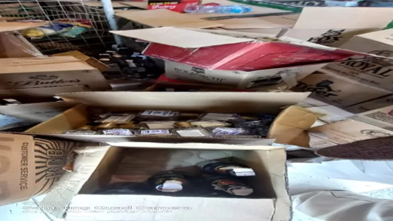 تموين العجمى تضبط خمور و سجائر مجهولة المصدر
