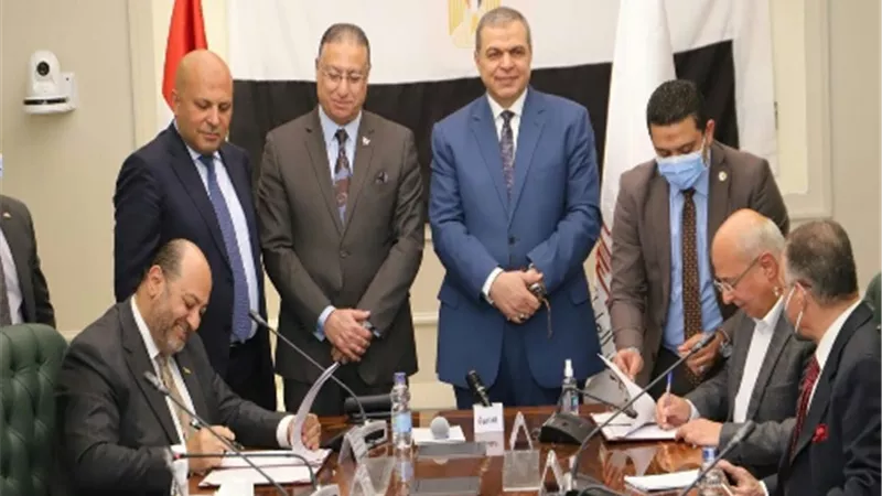 وزير القوى العاملة يشهد توقيع اتفاقية عمل تحقق مزايا لـ 3000 عامل بالشرقية للدخان