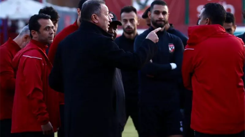 قبل مواجهة المريخ .. الخطيب يوجه رسالة للاعبي الأهلي والجهاز الفني.. صور