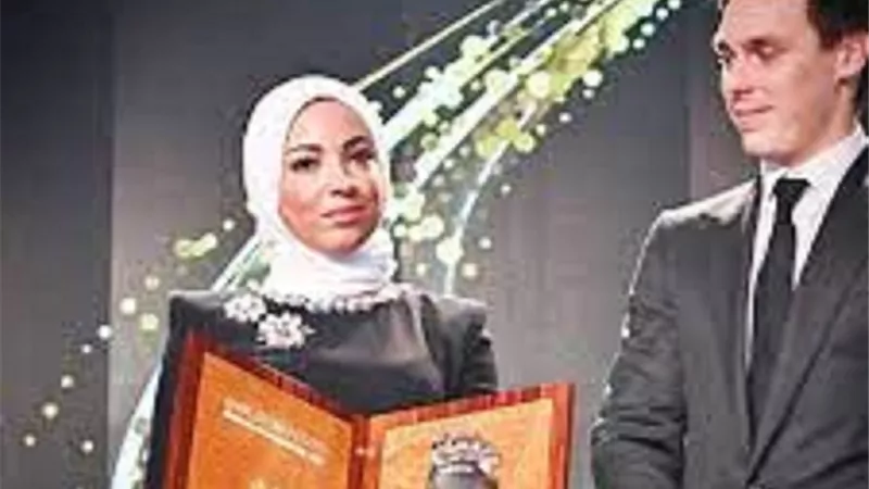 محمد صلاح يكشف اسباب استلام زوجته جائزة القدم الذهبية رغم حضوره