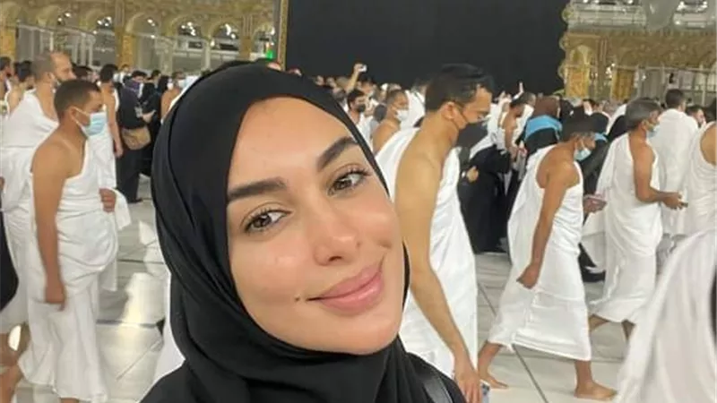 ياسمين صبرى تؤدى مناسك العمرة