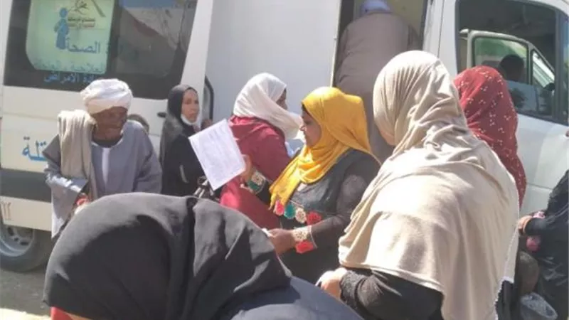الكشف على ١٠٤٢حالة خلال قافلة طبية مجانية فى نقاده ضمن حياة كريمة.. بالصور
