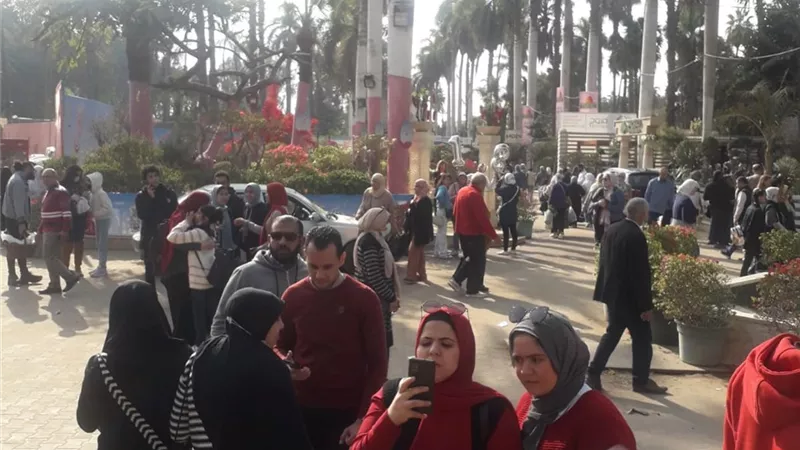 اقبال كبير من المواطنين على معرض زهور الربيع ال 89 بحديقة الأورمان بالجيزة.. صور