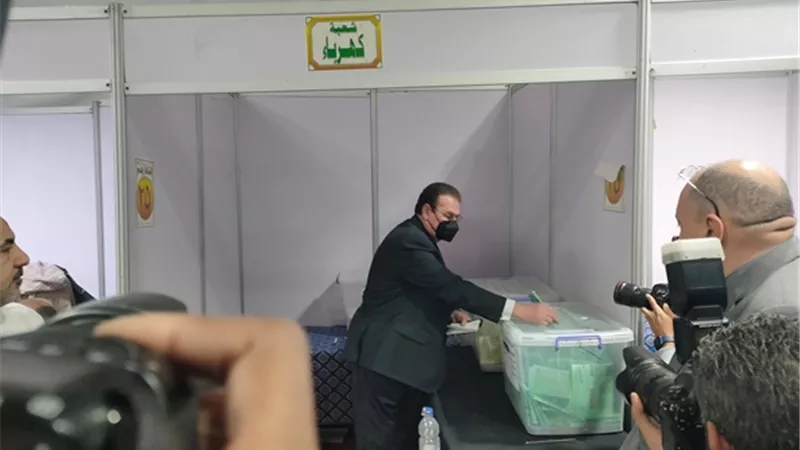 ضاحى يدلى بصوته فى انتخابات المهندسين