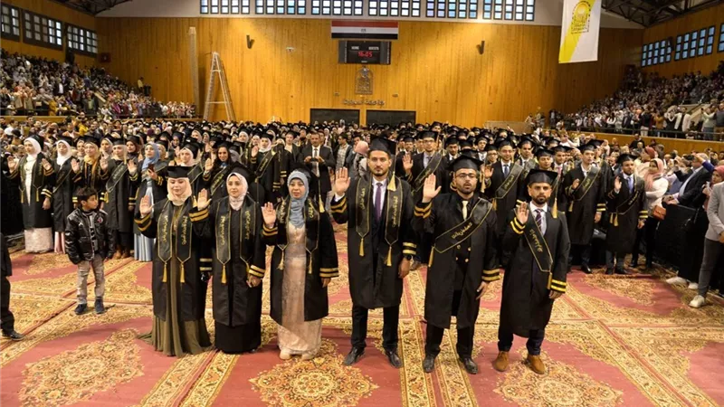 محافظ أسيوط يشهد حفل تخرج الدفعة 55 من طلاب كلية طب جامعة أسيوط