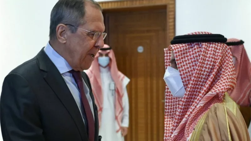 وزير الخارجية الروسي ونظيره السعودي يبحثان الأوضاع في أوكرانيا
