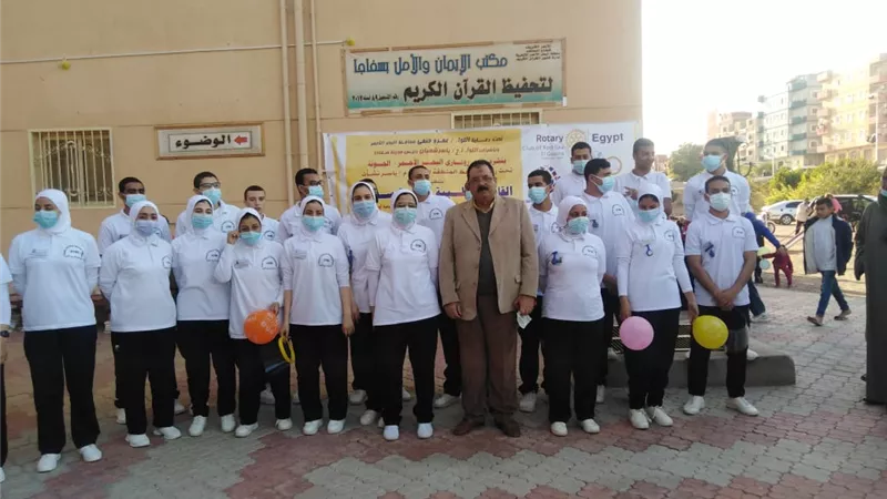 توقيع الكشف على ٤٧٢ حالة في قافلة طبية مجانية لنادي روتاري الجونة بسفاجا
