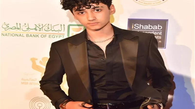 عمرو سعد يتواجد بمهرجان الأقصر للسينما الأفريقية من خلال فيديو وابنه يتسلم تكريمه