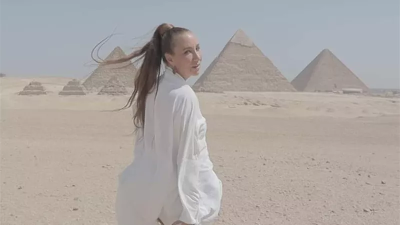 المطربة الأمريكية آمون ستار تطلق أغنية 