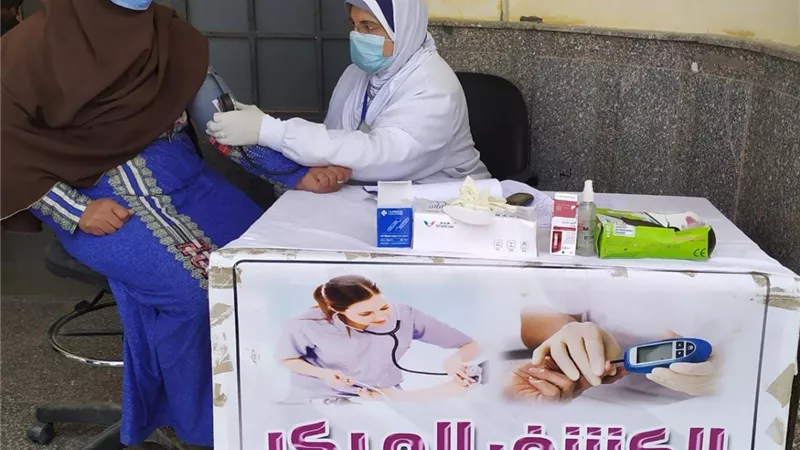 فحص وعلاج 1264مريضا فى قافلة طبية بقرية بالفشن