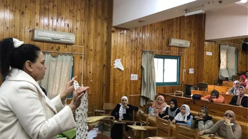 مهارات التصميم والخياطة دورة تدريبية لطالبات كلية التربية فى الغردقة.. بالصور